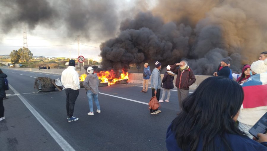 Caos en San Antonio por protesta de personas que exigen al Estado que compre el terreno que tomaron para construir sus viviendas