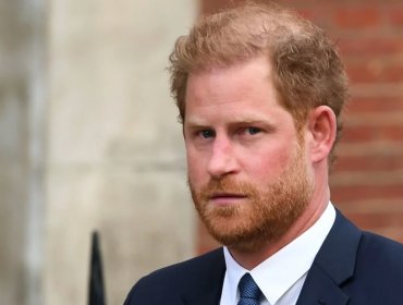 Corte condena con millonaria multa a medio británico por hackear teléfono del príncipe Harry