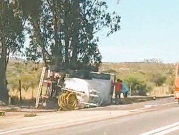 Una persona perdió la vida en colisión múltiple entre dos vehículos y un camión en Casablanca