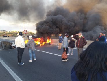 Caos en San Antonio por protesta de personas que exigen al Estado que compre el terreno que tomaron para construir sus viviendas