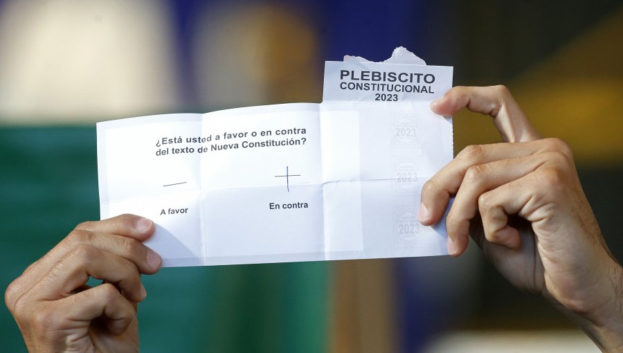 Opción «En contra» se queda con el Plebiscito Constitucional: supera 54,6% al «A favor», que llega a 45,3%