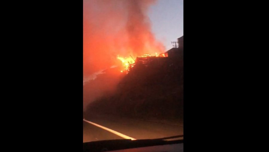 Tragedia en Quilpué: Dos adultos y un bebé perdieron la vida en incendio que consumió dos viviendas en Belloto Sur