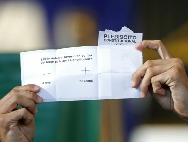 Opción «En contra» se queda con el Plebiscito Constitucional: supera 54,6% al «A favor», que llega a 45,3%