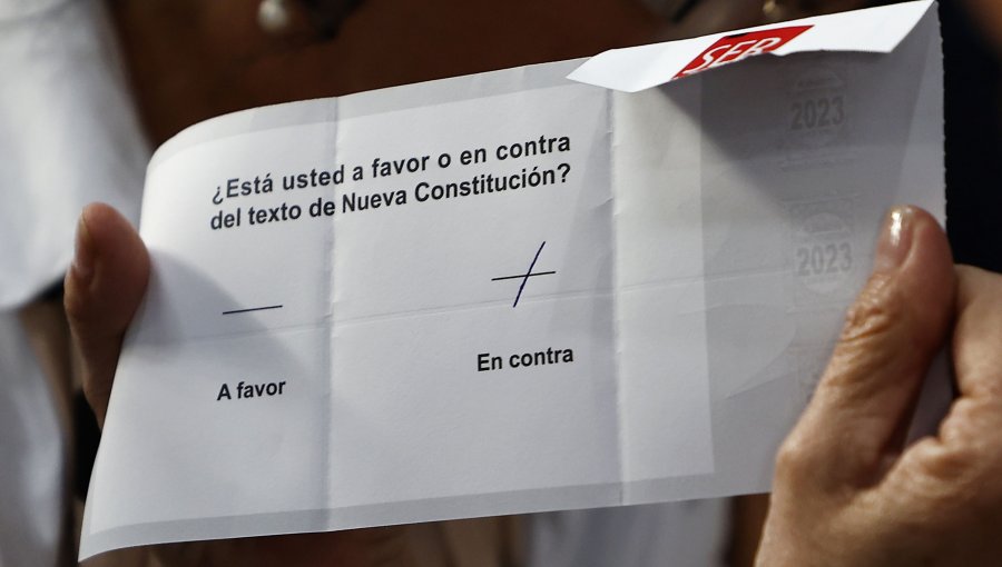 Opción «En contra» obtuvo 1,4 millones de votos más que el «A favor»: contundente triunfo constitucional de 55,76% versus 44,24%