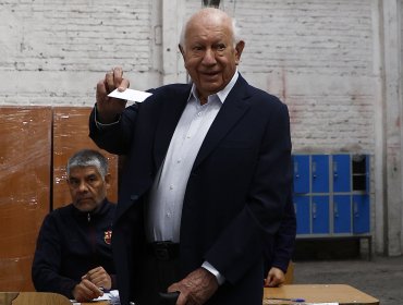 Expresidente Lagos afirmó tras votar que "la discusión constitucional se cierra en el día de hoy"