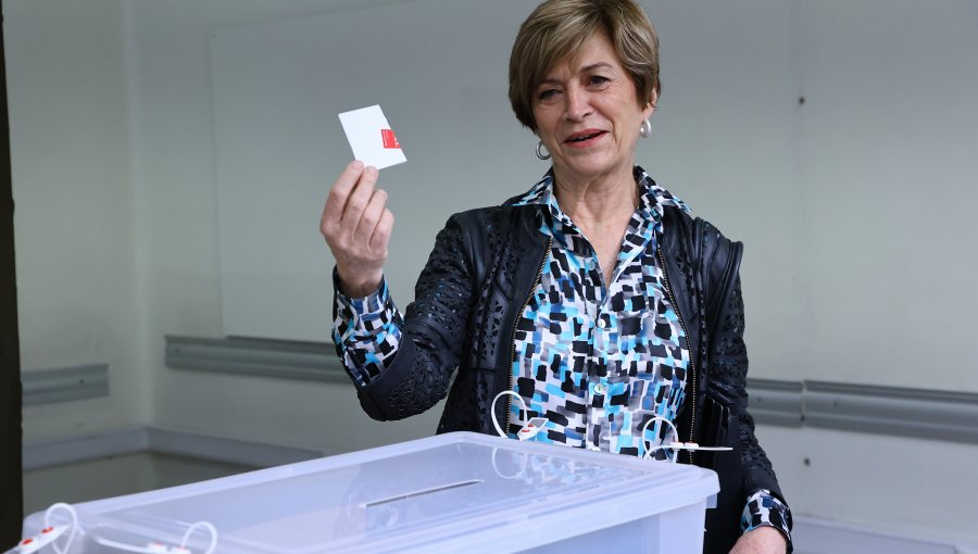 Evelyn Matthei tras votar en el plebiscito sostuvo que "lo único que espero es que finalmente cerremos esta etapa"