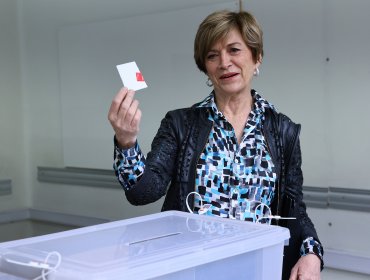 Evelyn Matthei tras votar en el plebiscito sostuvo que "lo único que espero es que finalmente cerremos esta etapa"