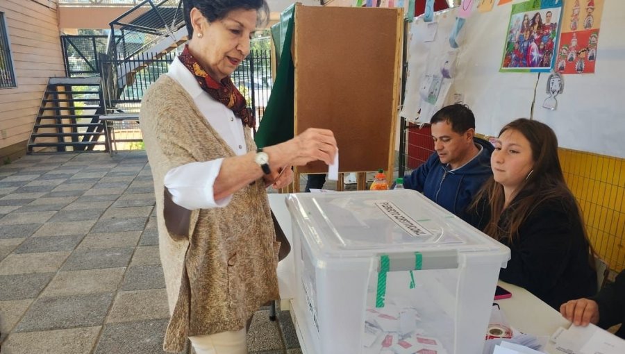 Senadora Allende llamó a la ciudadanía a sufragar "con calma, pero con claridad respecto a lo que estamos votando"