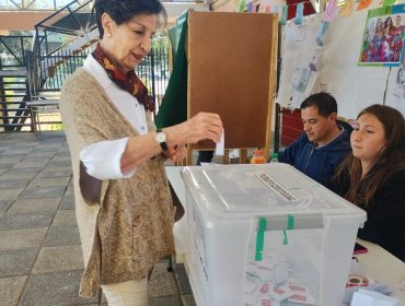 Senadora Allende llamó a la ciudadanía a sufragar "con calma, pero con claridad respecto a lo que estamos votando"