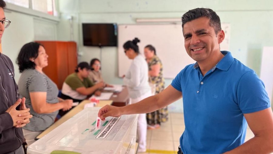 Alcalde de Casablanca llama a acudir caminando a los centros de votación: "Tenemos una importante congestión"