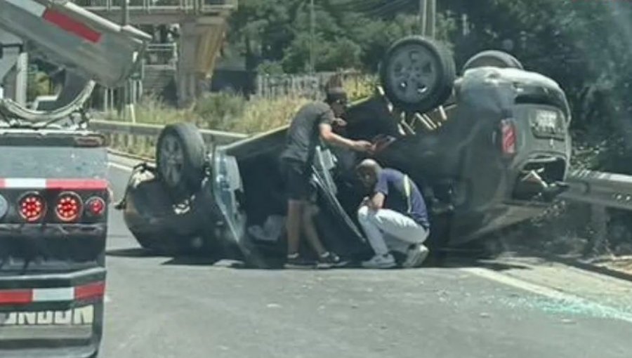 Una persona lesionada dejó volcamiento de vehículo en Camino Internacional en dirección a Viña del Mar