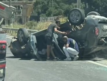 Una persona lesionada dejó volcamiento de vehículo en Camino Internacional en dirección a Viña del Mar