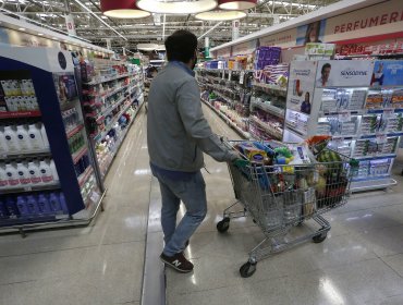 Sernac denunció a 13 supermercados y tiendas retail por exigir indebidamente boletas a la salida de sus locales