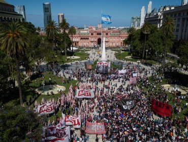 Miles de argentinos protestaron en la Plaza de Mayo contra recortes económicos de Javier Milei