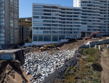 Denuncian presunta extracción ilegal de áridos para rellenar socavones en Reñaca: material se habría sacado de «área verde» en Concón