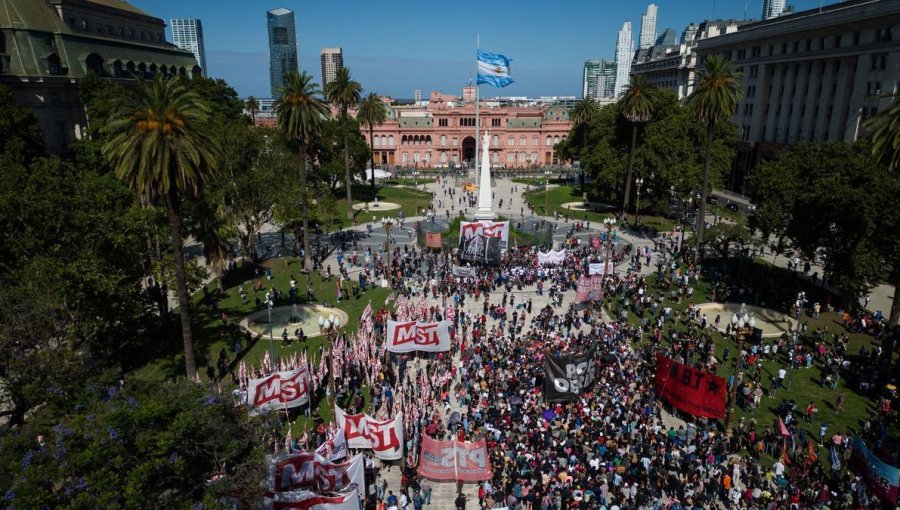 Miles de argentinos protestaron en la Plaza de Mayo contra recortes económicos de Javier Milei