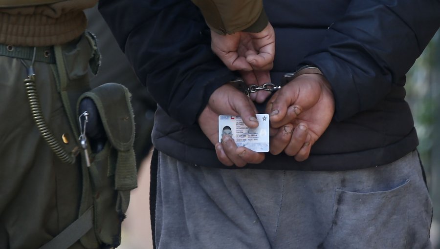 Carabineros detiene a banda de tres "motochorros" que robaban celulares en el centro de Santiago