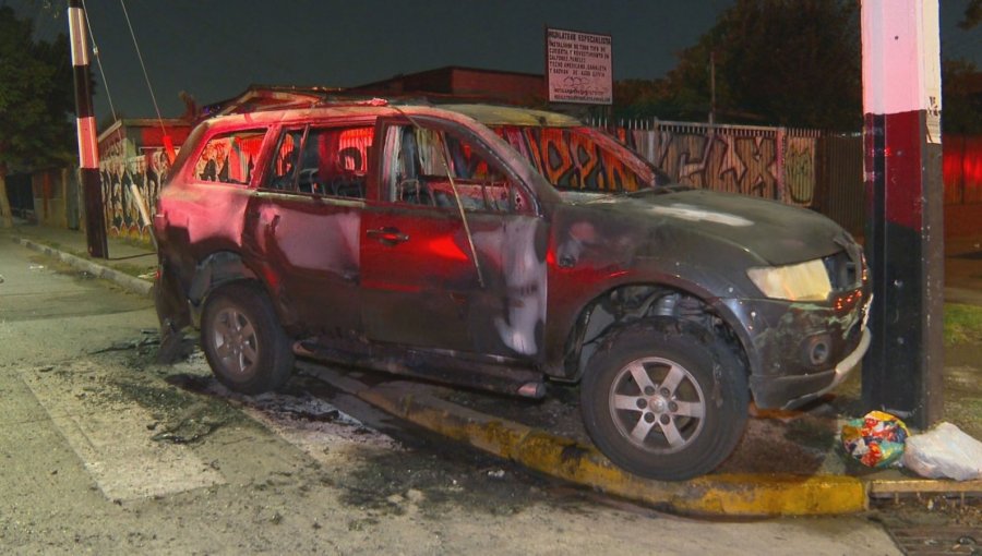 Delincuentes queman auto robado a una familia en violento asalto en casa de Peñalolén