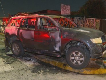 Delincuentes queman auto robado a una familia en violento asalto en casa de Peñalolén