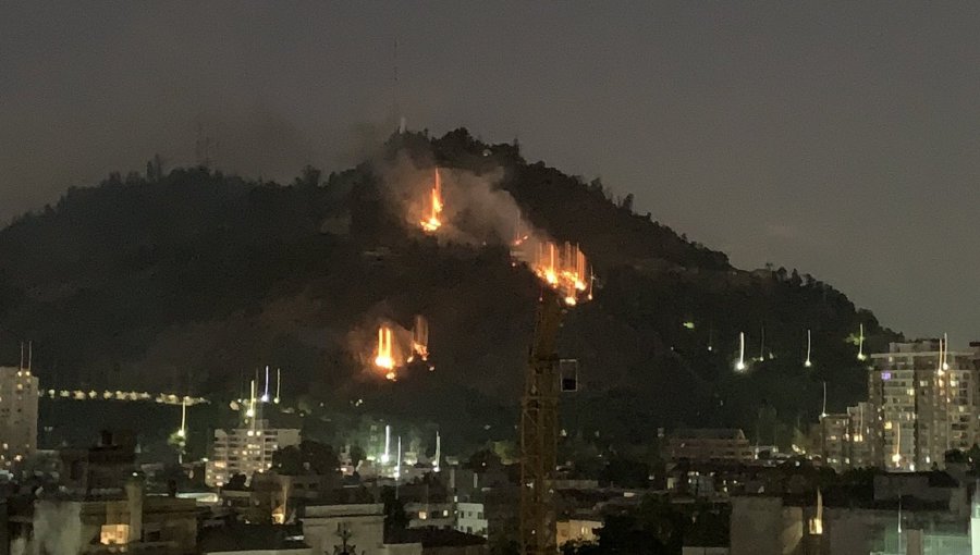 Al menos tres focos de incendio se registran en una de las laderas del Cerro San Cristóbal