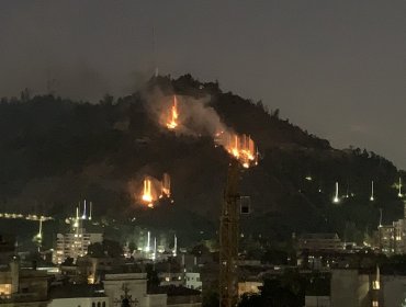 Al menos tres focos de incendio se registran en una de las laderas del Cerro San Cristóbal