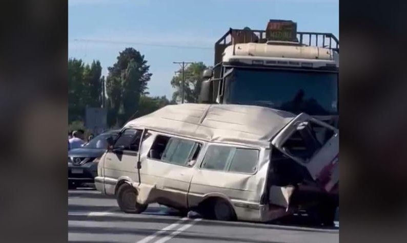 Cuatro fallecidos deja colisión entre furgón que transportaba trabajadores y un camión en Los Ángeles