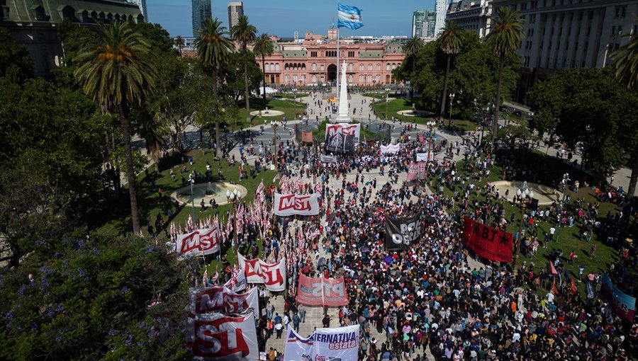 Gobierno de Argentina fija en US$75 mil el costo de operativo policial en última protesta: se lo cobrará a convocantes