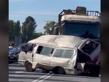 Cuatro fallecidos deja colisión entre furgón que transportaba trabajadores y un camión en Los Ángeles