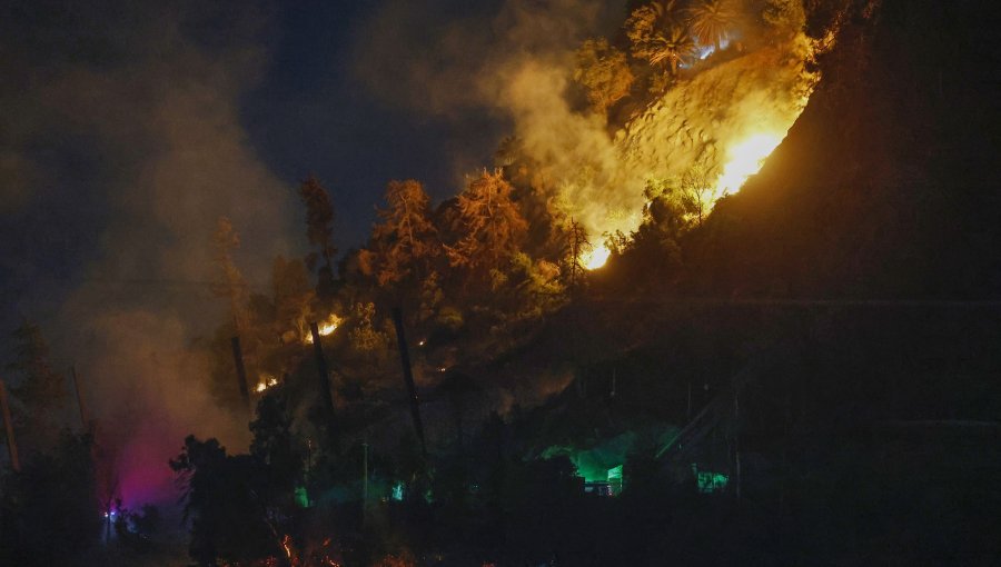 Alcalde de Recoleta se querella contra quienes resulten responsables del incendio que afectó al cerro San Cristóbal