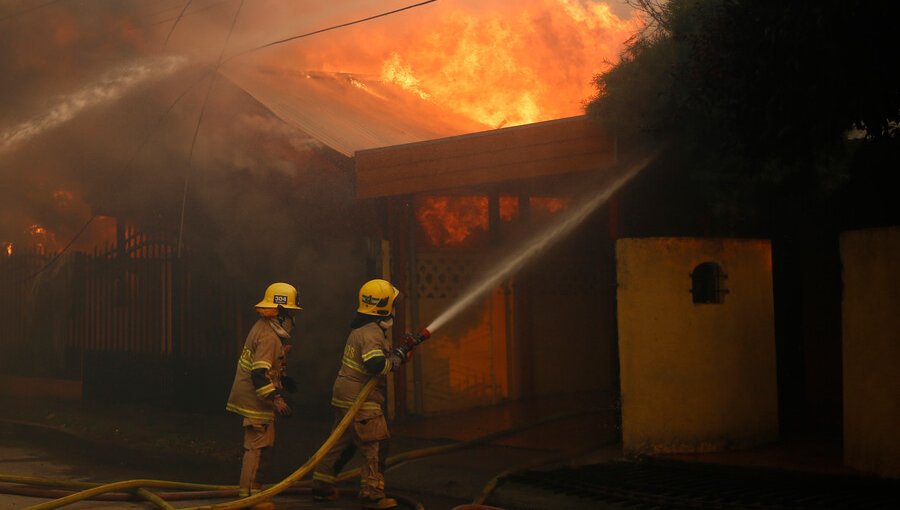 Cinco damnificados por incendio en Quillota: Vivienda fue consumida en su totalidad