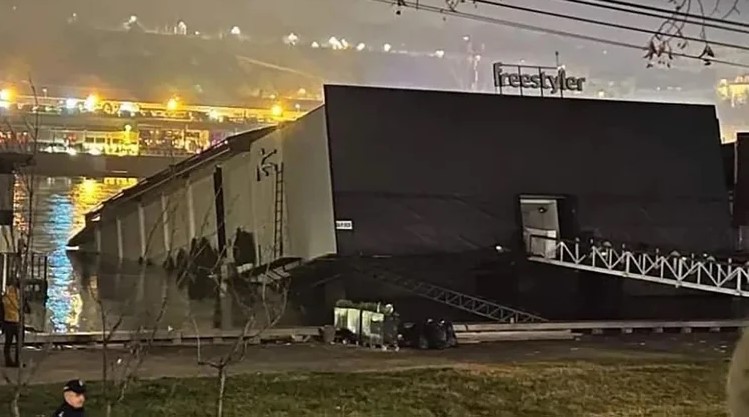 Barco discoteca se hunde con 100 personas en río de Belgrado. Todas fueron rescatadas