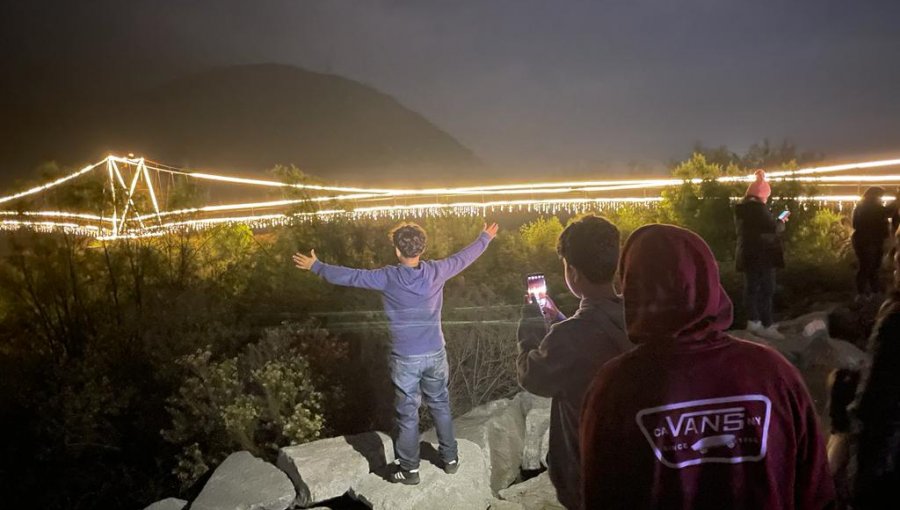 Vecinos asistieron a espectáculo navideño en puente colgante patrimonial de La Cruz