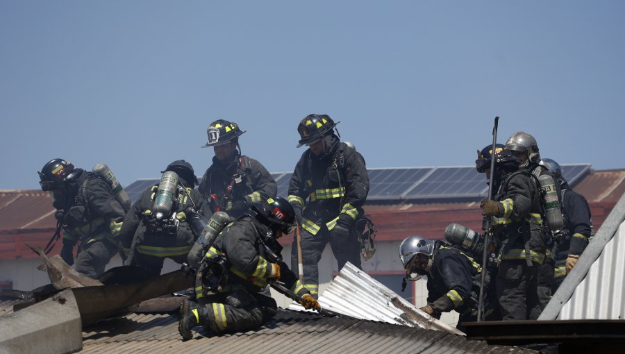 Incendio destruye dos viviendas en la población Montedónico de Playa Ancha