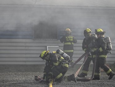 Incendio en local comercial de Quinta Normal moviliza a once carros de bomberos