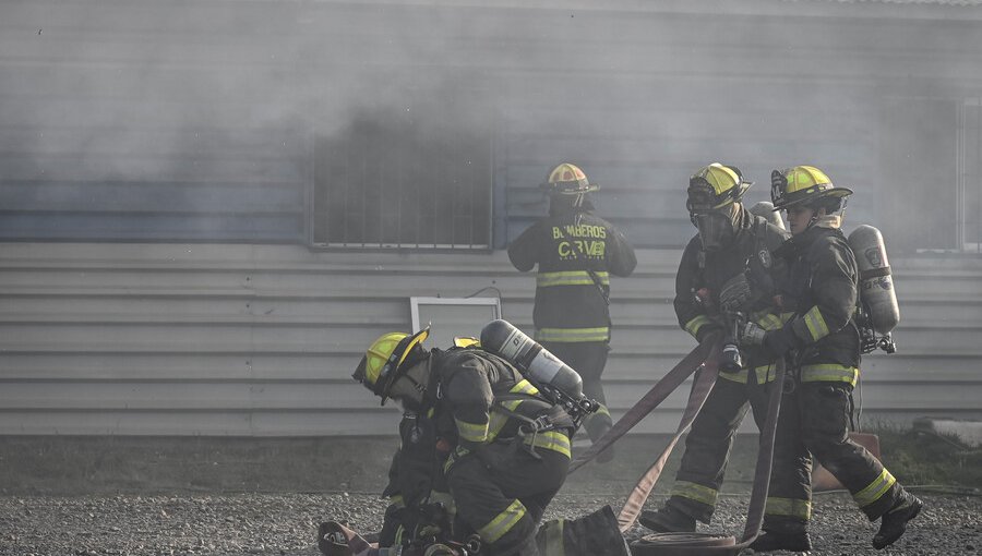 Incendio en local comercial de Quinta Normal moviliza a once carros de bomberos