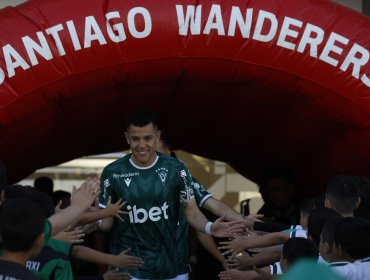 Carlos Muñoz renueva su vínculo y seguirá vistiendo la camiseta de Santiago Wanderers durante 2024