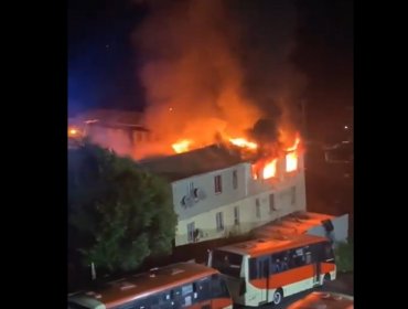 Incendio afecta a departamentos en sector del cerro Playa Ancha de Valparaíso: existe peligro de propagación