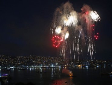 En el muelle Barón se realizó la prueba de los fuegos artificiales que se lanzarán para Año Nuevo en Valparaíso