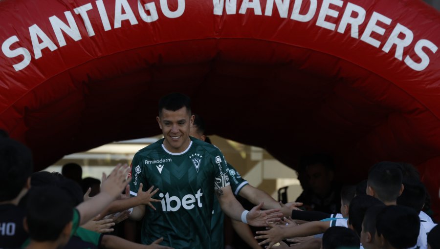 Carlos Muñoz renueva su vínculo y seguirá vistiendo la camiseta de Santiago Wanderers durante 2024