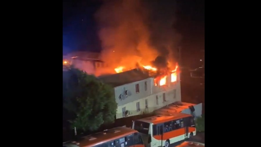 Incendio afecta a departamentos en sector del cerro Playa Ancha de Valparaíso: existe peligro de propagación