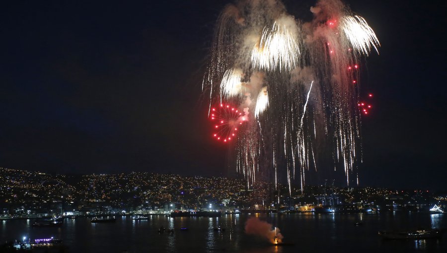 En el muelle Barón se realizó la prueba de los fuegos artificiales que se lanzarán para Año Nuevo en Valparaíso