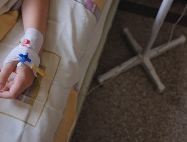 Niño de 4 años está grave luego que su madre le diera leche con medicamentos en Talca: será formalizada por parricidio frustrado