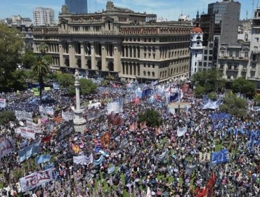 Arrestos y enfrentamientos se han producido en nueva protesta masiva contra reformas de Milei en Argentina