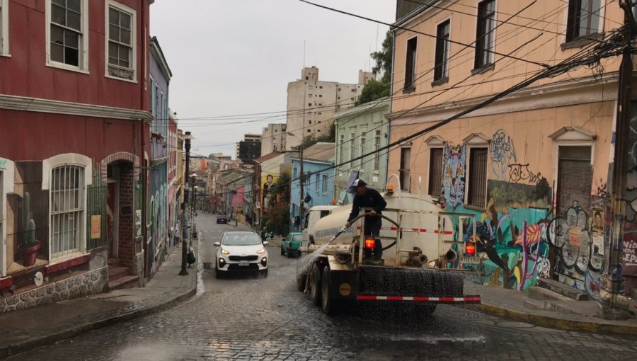 Disponen de plan especial para limpiar y ordenar las calles de Valparaíso tras las celebraciones de Año Nuevo