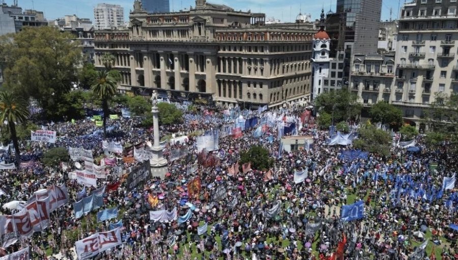 Arrestos y enfrentamientos se han producido en nueva protesta masiva contra reformas de Milei en Argentina