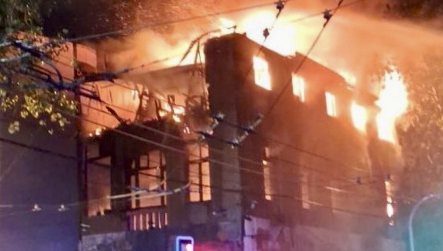 Casa okupa de tres pisos fue destruida por incendio registrado en el plan de Valparaíso