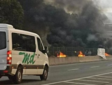 Manifestantes encendieron barricadas a la altura de la pasarela de Placilla en dirección a Valparaíso