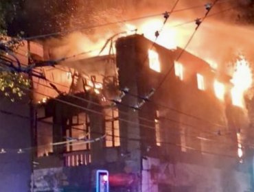 Casa okupa de tres pisos fue destruida por incendio registrado en el plan de Valparaíso