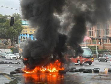 Caótica mañana en Valparaíso: pescadores cortaron con barricadas el tránsito en la Av. España y se enfrentan a Carabineros