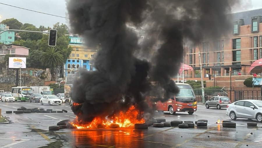 Caótica mañana en Valparaíso: pescadores cortaron con barricadas el tránsito en la Av. España y se enfrentan a Carabineros